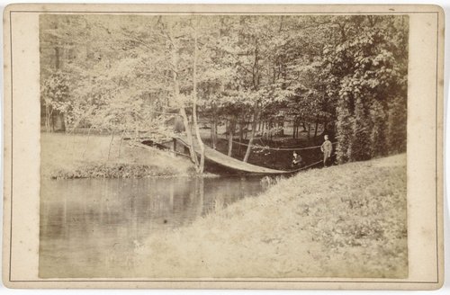 Hangbrug in de tuin van kasteel Rozendaal bij Velp