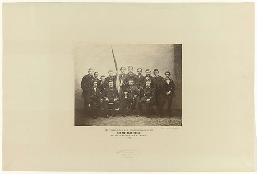 Groepsportret van 14 officieren (o.a. J.W. Binkes) van het schip Het Metalen Kruis