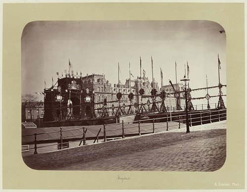 Versieringen ter gelegenheid van het bezoek van koning Willem III en koningin Emma aan Amsterdam, 1879