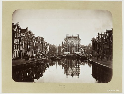 Versieringen ter gelegenheid van het bezoek van koning Willem III en koningin Emma aan Amsterdam, 1879