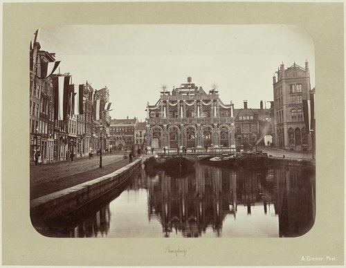 Versieringen ter gelegenheid van het bezoek van koning Willem III en koningin Emma aan Amsterdam, 1879