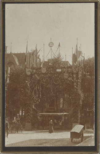 Versieringen in Leeuwarden (?) ter gelegenheid van de inhuldiging van koningin Wilhelmina by anonymous