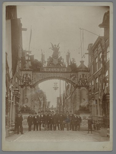 Versieringen in Amsterdam ter gelegenheid van de inhuldiging van koningin Wilhelmina by anonymous