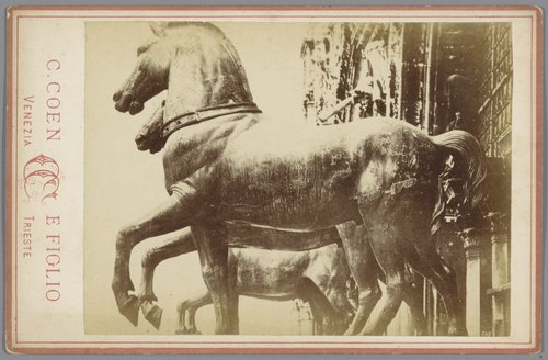 Gezicht op de paardensculpturen van de Basiliek van San Marco in Venetië by C. Coen & Figlio