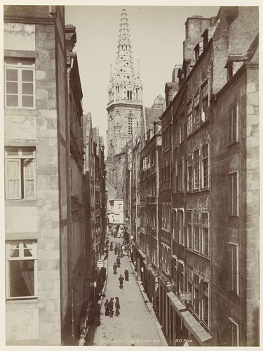 Straat en kathedraal Saint-Vincent in Saint-Malo