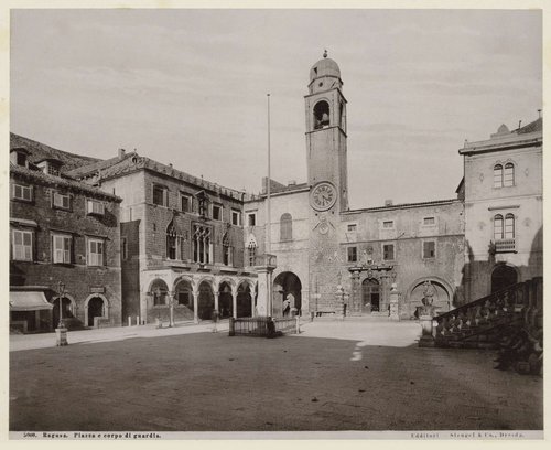 Ragusa. Piazza e corpo di guardia.