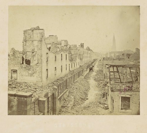 Straatgezicht in Straatsburg met ruïnes