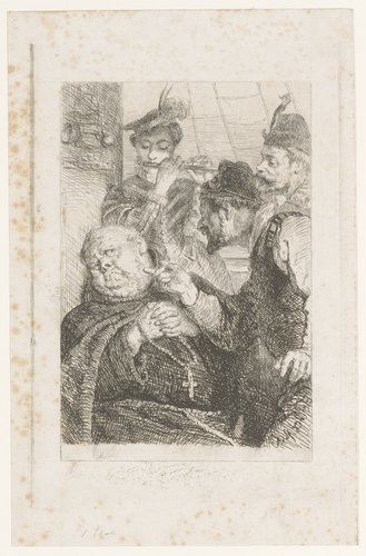 Drie mannen staan op een schip rondom een monnik met rozenkrans in zijn handen