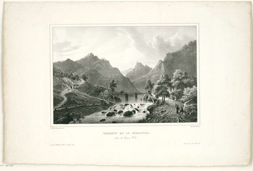 Gezicht op een heuvelachtig landschap met stroomversnelling in een rivier