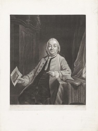 Portret van Simon Fokke met in zijn hand de prent van de plundering van het huis van  Gerrit Hagedooren, 1751