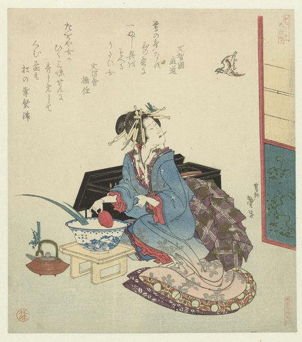Geisha kijkt op naar een vliegende koekoek