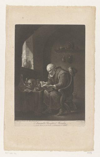 Oude man leest aan een tafel
