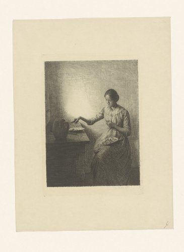 Vrouw maakt paddenstoelen schoon aan tafel