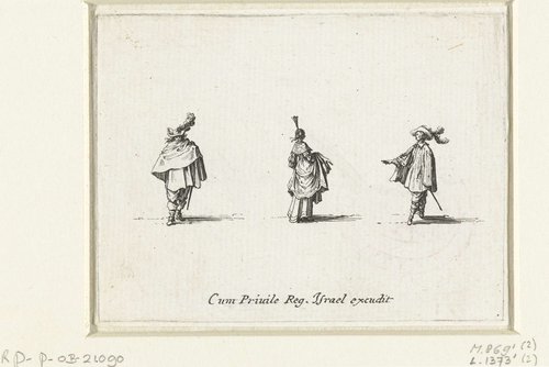 Dame, een slip van haar rok over de rechterarm, op de rug gezien, tussen twee heren by Jacques Callot