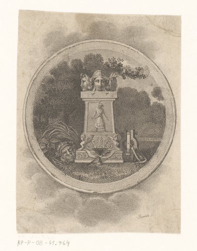 Gedecoreerde zuil met verwijzingen naar de antieke oudheid