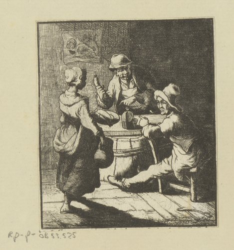 Twee mannen aan tafel, een vrouw draagt worst en drank aan