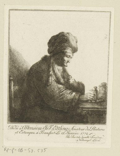 Man met tulband en bril in de hand aan tafel waarop munten en buidels