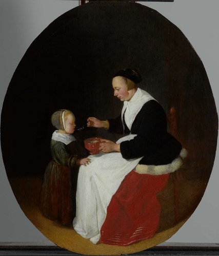 Een moeder die haar kind pap voert