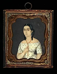 Dama con vestido blanco