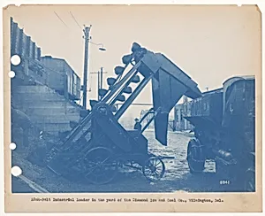 [Link-belt Industural Loader in the Yard of the Diamond Ice and CoalCompany, Wilmington, Delaware] by Unidentified