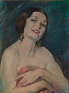 Model Holding Drapery