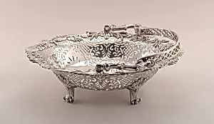 Pierced Oval Cake Basket