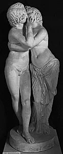 Amor (Eros) og Psyche, stående i omfavnelse by Ubekendt