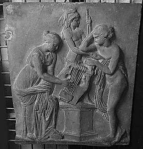 Apollon og muse ved en Apollonstatue på høj sokkel by Ubekendt