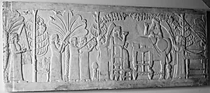 Ashurbanipal og hans dronnings banket i det fri. Til venstre hænger hovedet af Kong Teumman fra Ela by Ubekendt