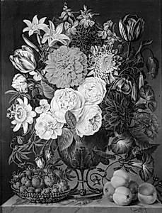 Blomster i en trefodet vase og en skål med jordbær