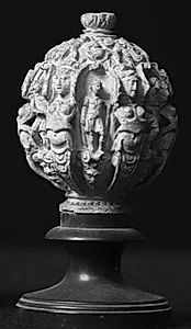 Buddike? (salvekrukke?). Udskåret med figurer by Ubekendt