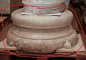 Cavetto mellem vulster. På nederste fire spidse fremspring med kugle og pil, imellem hver af disse to pile by Ubekendt