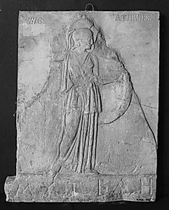 Dekretrelief. Athena stående mod h. med skjold på v. arm, indskrift by Ubekendt
