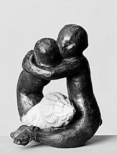 Elskende havbørn med konkylie by Svend Rathsack