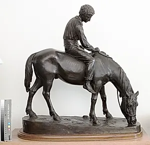 En karl, der rider en hest til vands