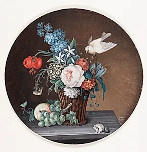 En kurv med blomster på et bord; ved siden af kurven en klase vindruer og en fersken; paa kurvens hank sidder en kanariefugl.