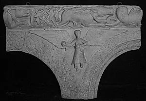 Engel og ornamentbånd, herover dyrefrise. Til begge sider del af bue by Ubekendt