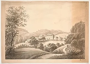 Flere tætliggende bygninger, bl.a. en hovedbygning og mindre huse med skorstene, ved vandløb eller sø, omgivet af træer og bakker by J.P. Møller