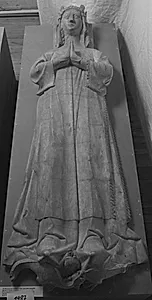 Fra gravmæle. Blanche de Castille, grevinde Mahaut? liggende med krone, i fodenden to dyr by Ubekendt