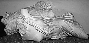 Fragment fra den rekonstruerede statuegruppe Artemis og Ifigenia by Ubekendt