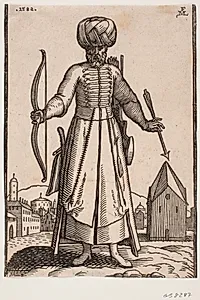 Frontalt set turbanbærende soldat med udbredte arme, stående på en åben plads i en by; i h. hånd holder han en bue, i v. en pil; bag v. skulder et pilekogger, ved h. side en sabel by Melchior Lorck