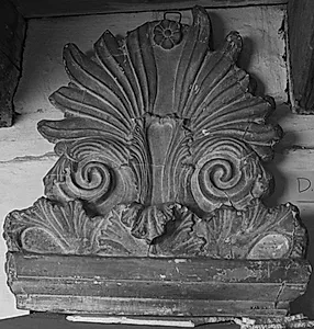 Gravrelief. Anthemie top af stele med halv- palmette over akanthusbund og -volutter by Ubekendt