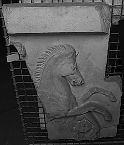 Gravrelief. Forparti af hest, parti af rytter og faldende modstander by Ubekendt