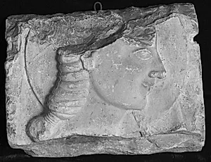 Gravrelief. Fragment. Hoved af yngling mod højre med diskos by Ubekendt