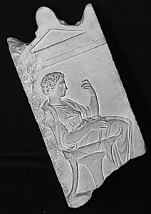 Gravrelief. Gravrelief for Mynno. Siddende kvinde i profil mod højre by Ubekendt
