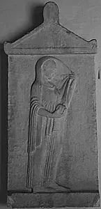 Gravrelief. Gravrelief for Polyxenaia. Stående kvinde i profil mod h. med granatæble i h. hånd by Ubekendt