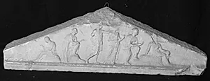 Gravrelief. Gravrelief i form af gavl. Stående mand, tre stående kvinder og to siddende personer by Ubekendt