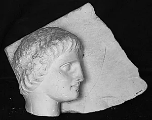 Gravrelief. Hoved af tjenerinde mod højre by Ubekendt