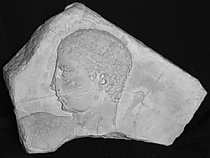 Gravrelief. Hoved og skulder af yngling mod v. by Ubekendt