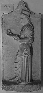 Gravrelief. Kvinde, Amfotto, stående mod v. med granatæble i v. hånd by Ubekendt